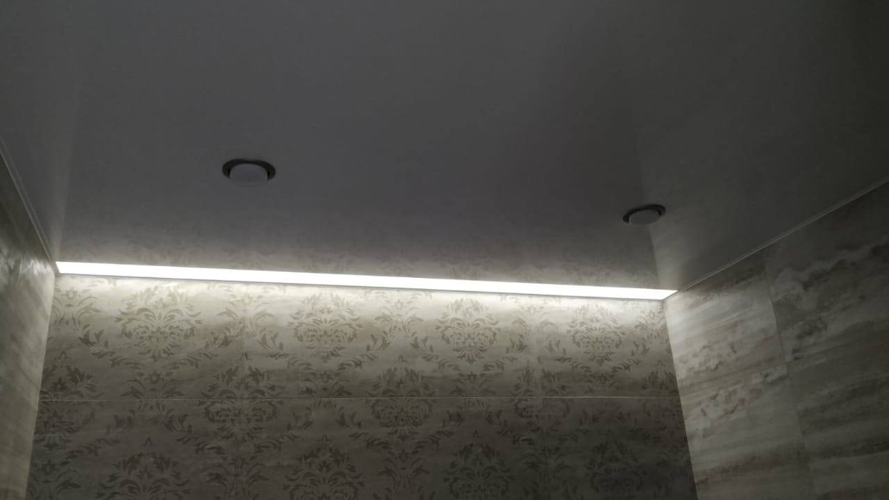 Усьтановка натяжного глянцевого потолка